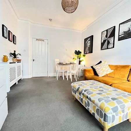 Stylish One-Bedroom Rental With Private Patio In Zone 2 Londres Extérieur photo