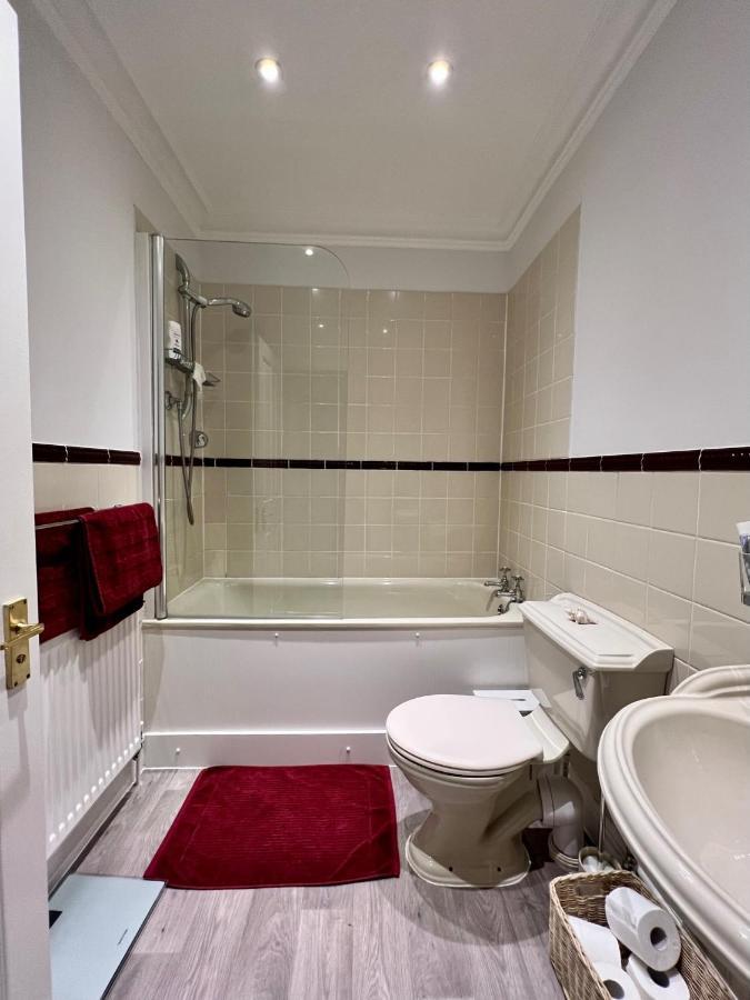 Stylish One-Bedroom Rental With Private Patio In Zone 2 Londres Extérieur photo