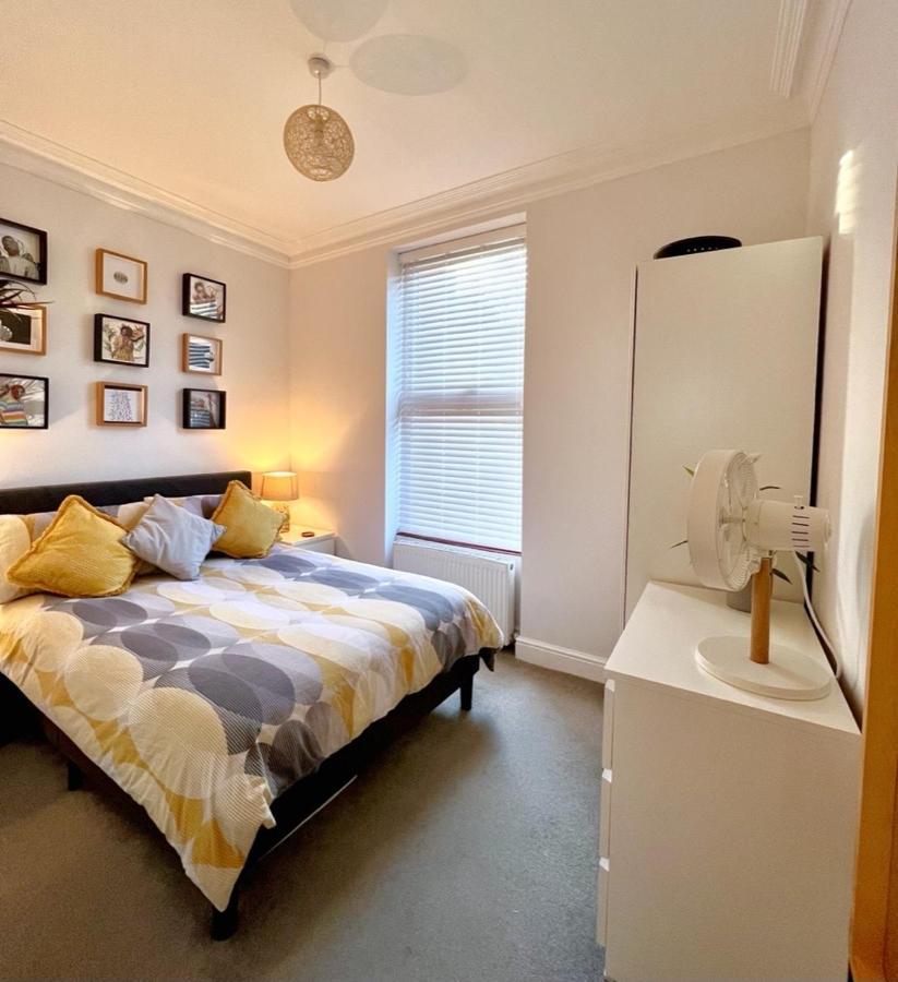 Stylish One-Bedroom Rental With Private Patio In Zone 2 Londres Extérieur photo