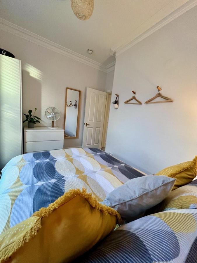 Stylish One-Bedroom Rental With Private Patio In Zone 2 Londres Extérieur photo