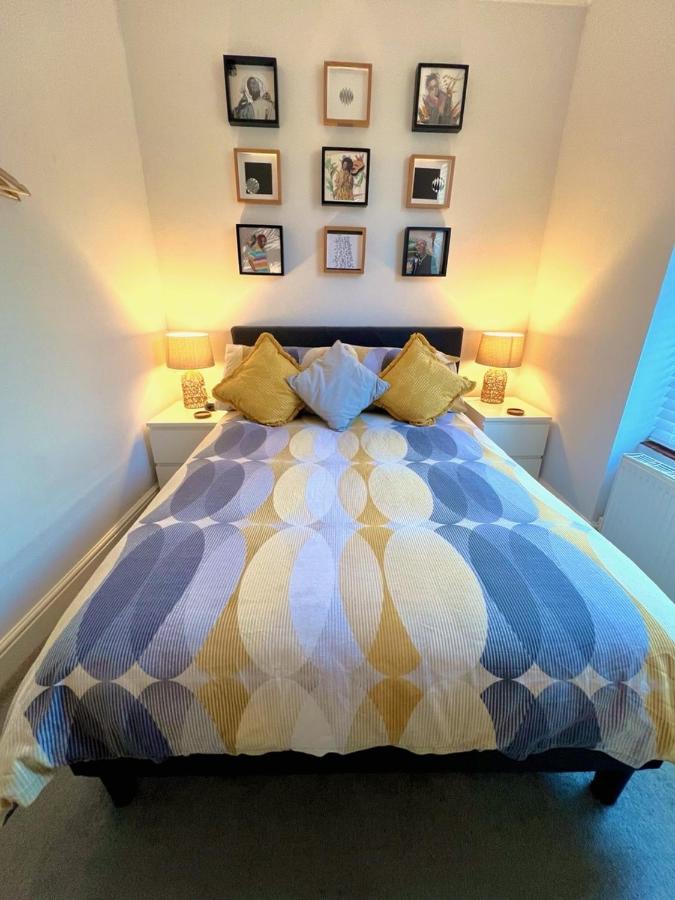 Stylish One-Bedroom Rental With Private Patio In Zone 2 Londres Extérieur photo