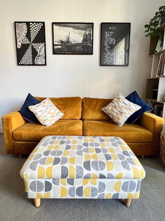 Stylish One-Bedroom Rental With Private Patio In Zone 2 Londres Extérieur photo