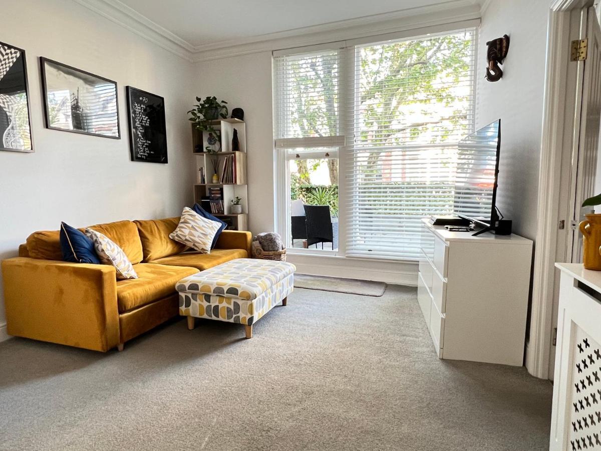 Stylish One-Bedroom Rental With Private Patio In Zone 2 Londres Extérieur photo