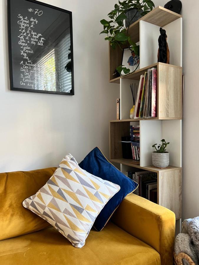 Stylish One-Bedroom Rental With Private Patio In Zone 2 Londres Extérieur photo