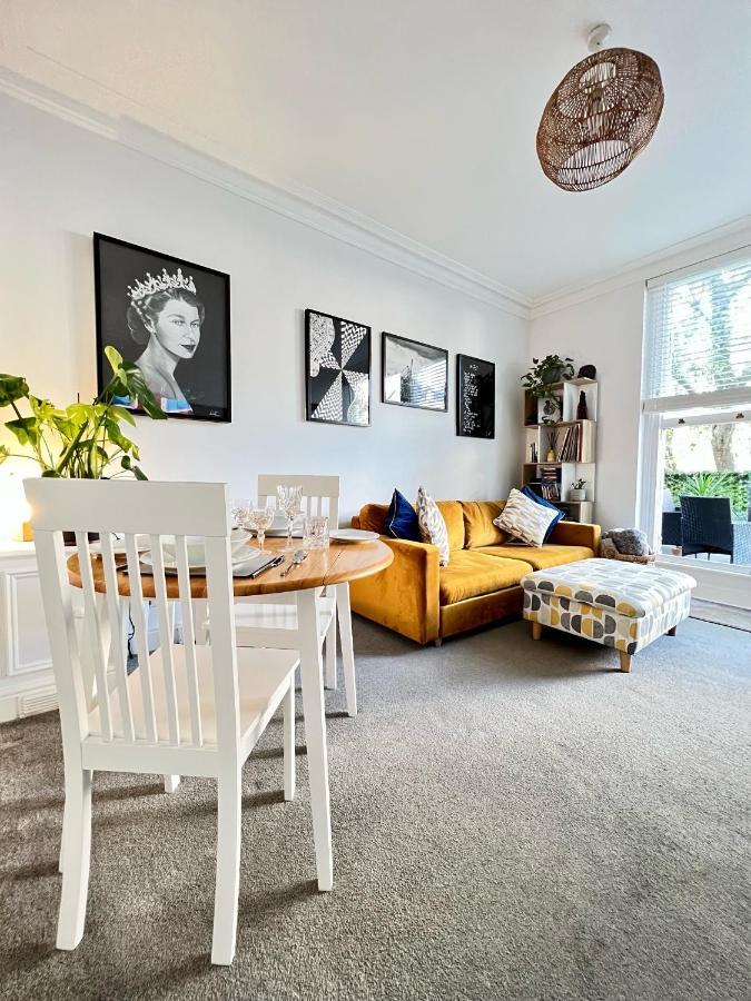 Stylish One-Bedroom Rental With Private Patio In Zone 2 Londres Extérieur photo