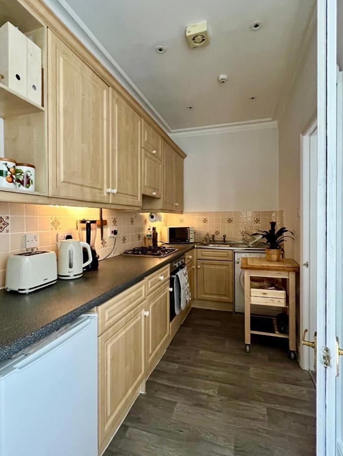 Stylish One-Bedroom Rental With Private Patio In Zone 2 Londres Extérieur photo
