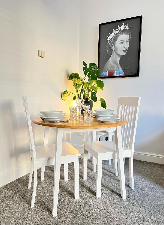 Stylish One-Bedroom Rental With Private Patio In Zone 2 Londres Extérieur photo