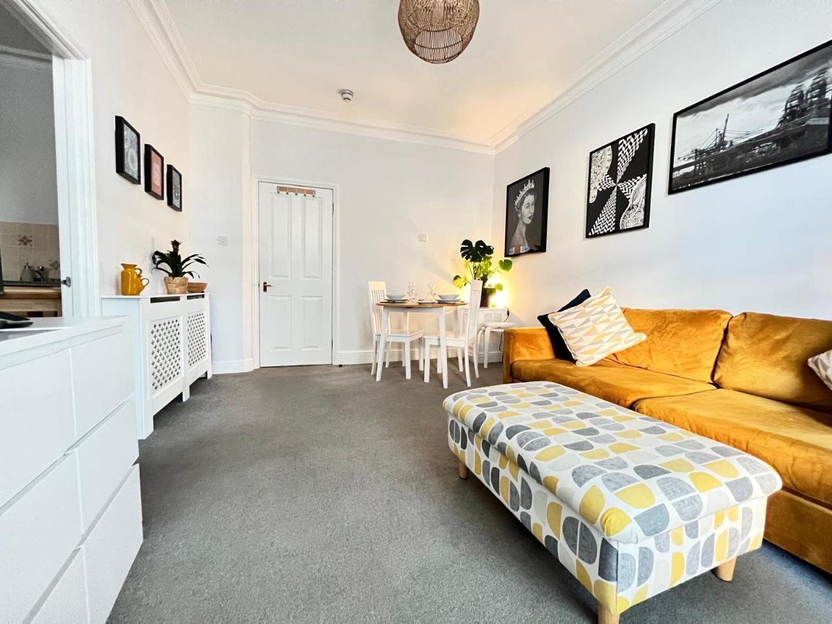 Stylish One-Bedroom Rental With Private Patio In Zone 2 Londres Extérieur photo